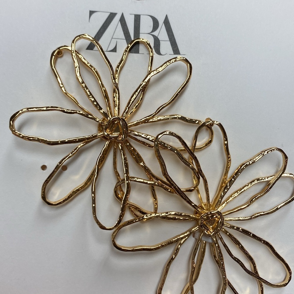 NWT. Zara Golden Engraved Flower Maxi Earrings. - Picture 5 of 7